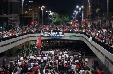 Ato na Avenida Paulista reúne 100 mil pessoas contra Temer