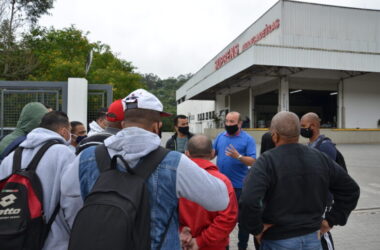 Sindicalistas dialogam com trabalhadores da Suprens