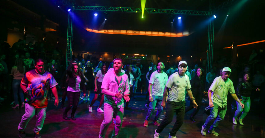 Flashback esquenta a noite fria de sábado no Espaço M